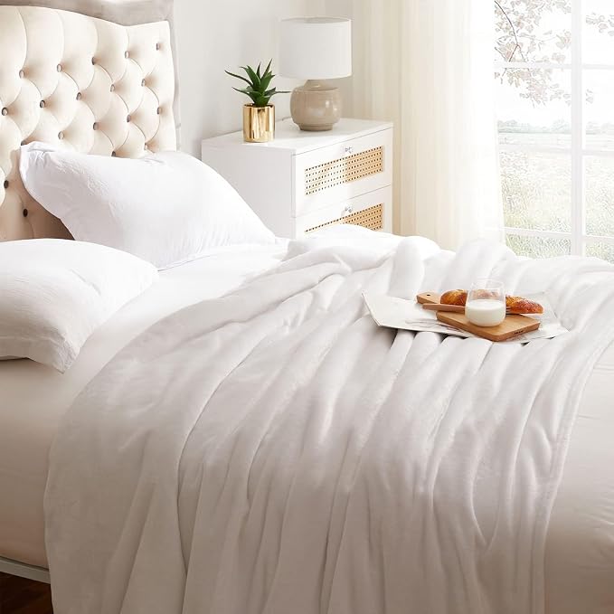 KMUSET Fleece Blanket White Queen Size Lightweight Cozy Plush Microfiber Bed - Image 3