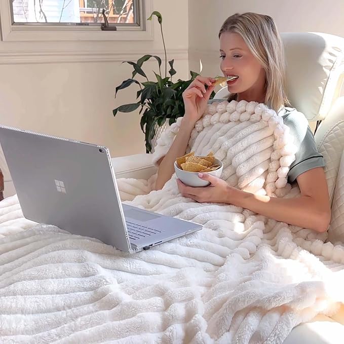 BEDELITE Blankets Queen Size for Bed, 300GSM Soft & Warm Fleece Blanket - Image 3