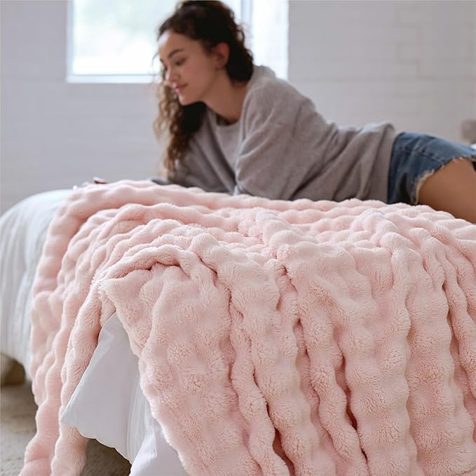 Bedsure 3D Fleece Bubble Blanket - Image 4