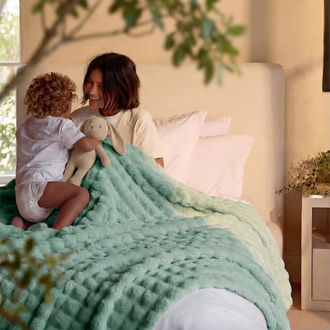 Bedsure 3D Fleece Bubble Blanket - Image 9