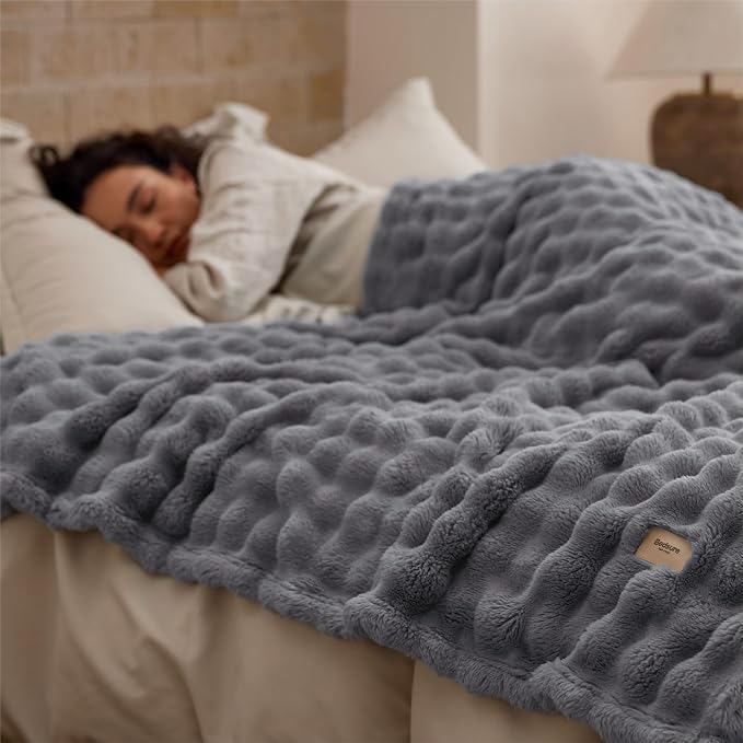 Bedsure 3D Fleece Bubble Blanket - Image 4