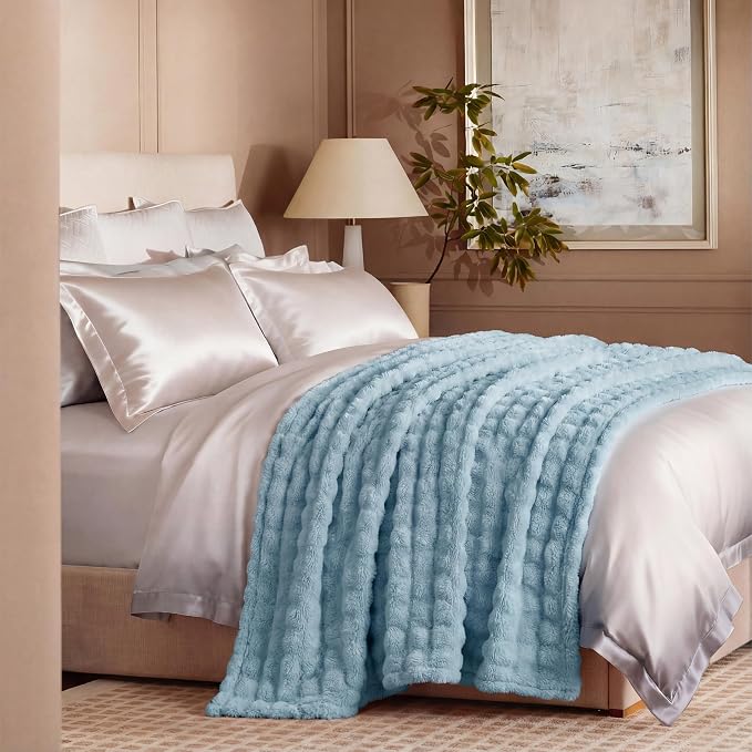 Bedsure 3D Fleece Bubble Blanket - Image 4