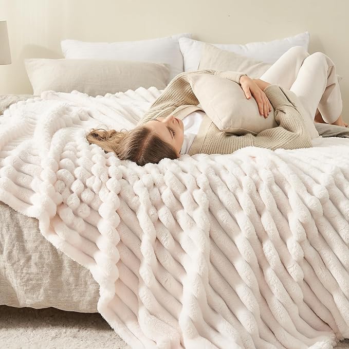 NEWCOSPLAY Fleece Ribbed Cozy King Blanket - Image 3