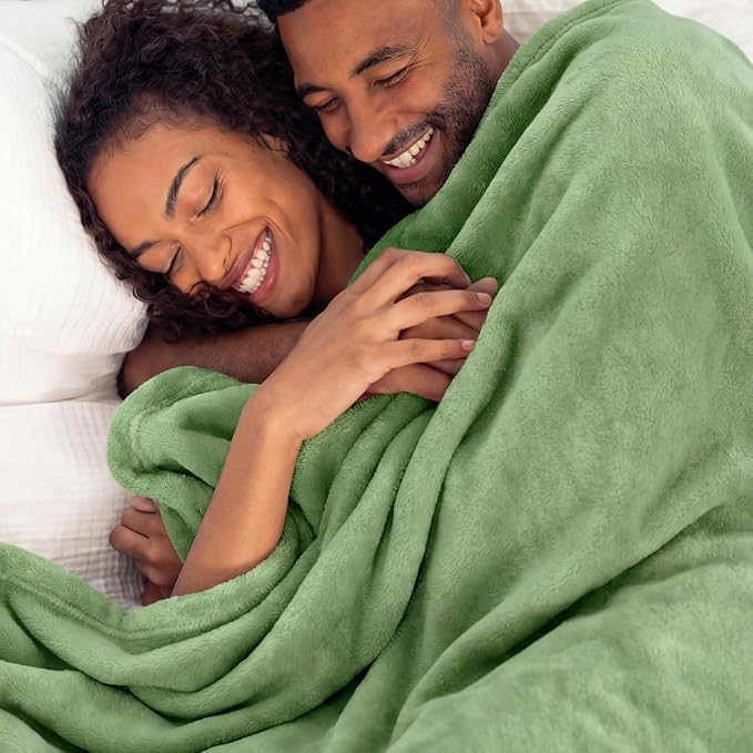 Bedsure GentleSoft Fleece Blanket Twin Size Green - Image 8