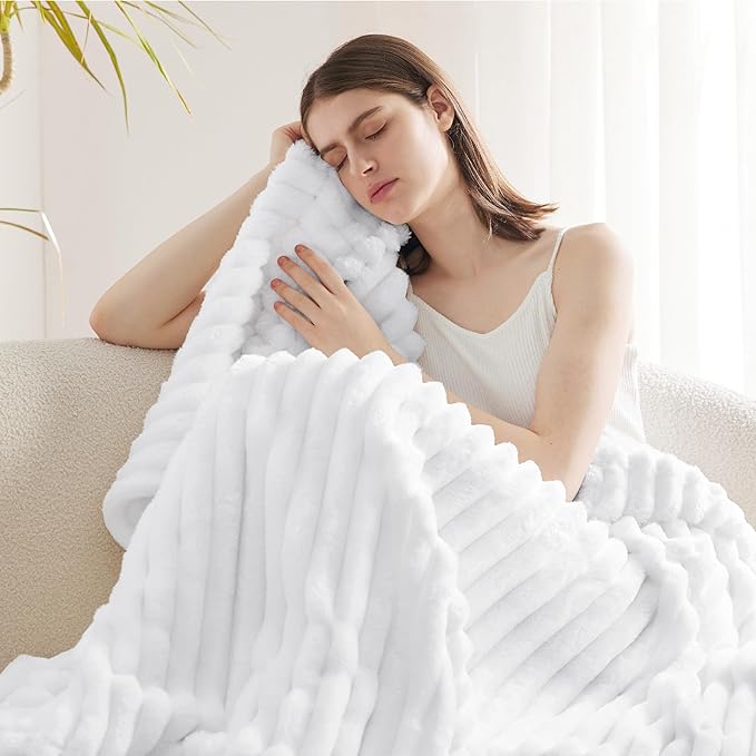 Bedsure GentleSoft White Fleece Blanket - Image 3
