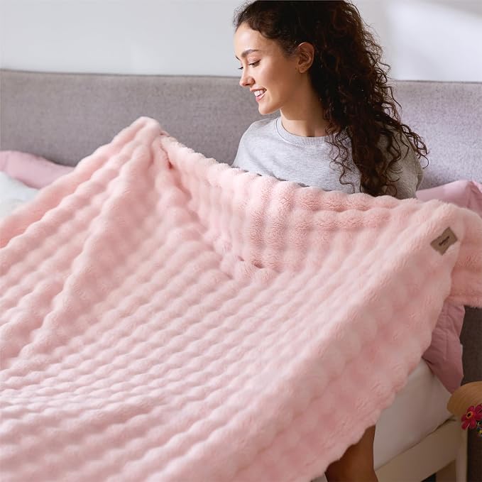 Bedsure 3D Fleece Bubble Blanket - Image 4