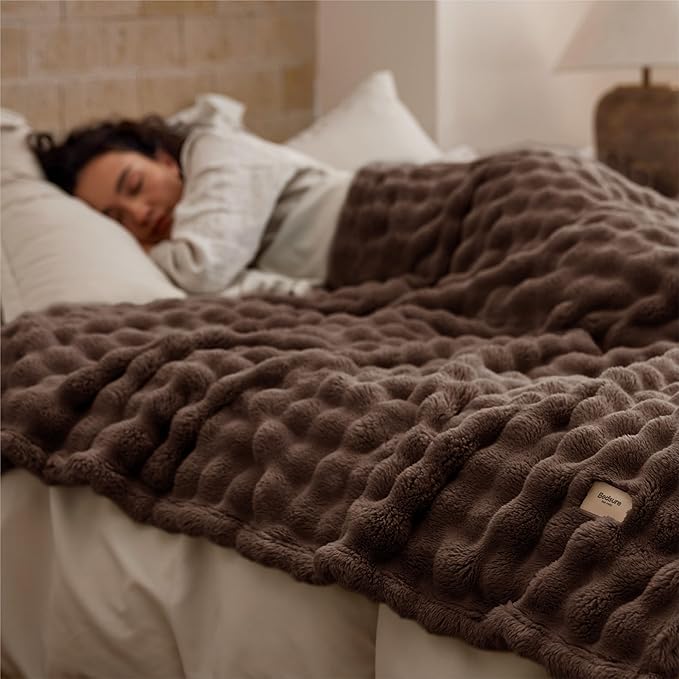 Bedsure 3D Fleece Bubble Blanket - Image 4