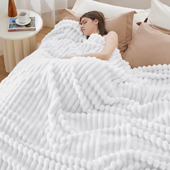 Bedsure GentleSoft White Full Blanket - Image 3