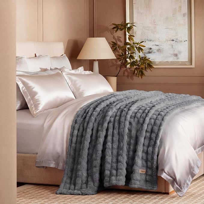Bedsure 3D Fleece Bubble Blanket - Image 4