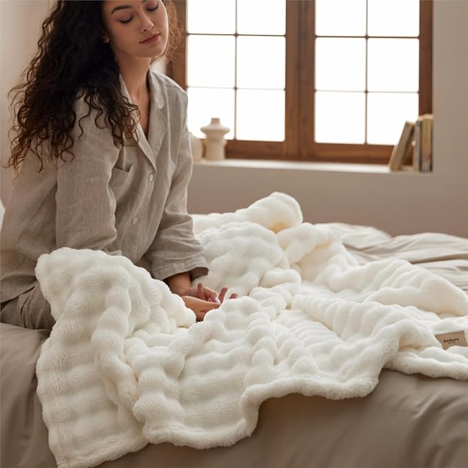Bedsure 3D Fleece Bubble Blanket - Image 4