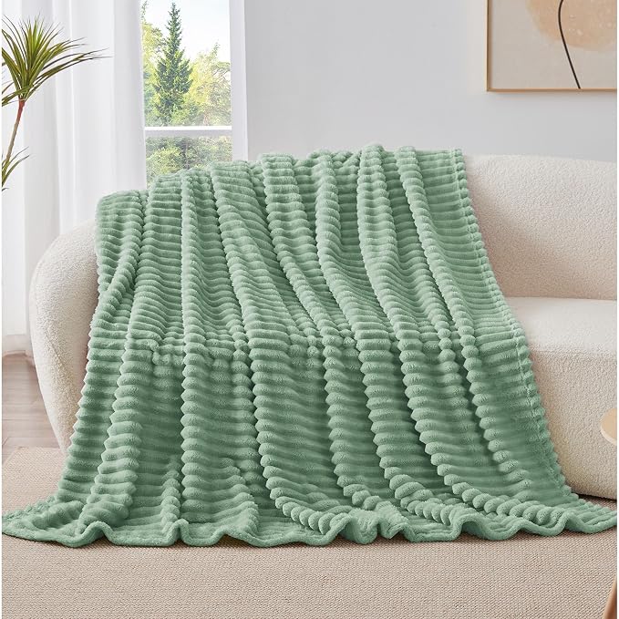 BEDELITE Fleece Green Throw Blanket - Image 7