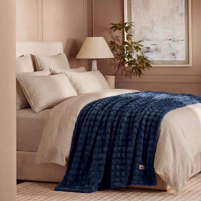 Bedsure 3D Fleece Bubble Blanket - Image 4