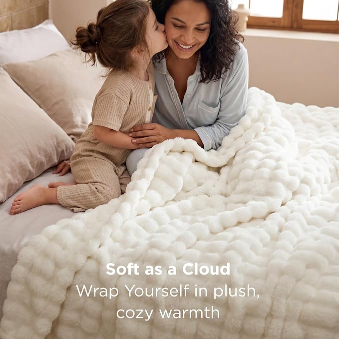 Bedsure 3D Fleece Bubble Blanket - Image 2