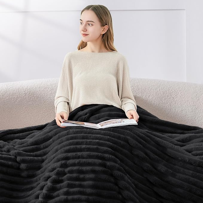 BEDELITE Full Size Blanket for Bed, 300GSM Soft & Warm Fleece Black Blanket - Image 3