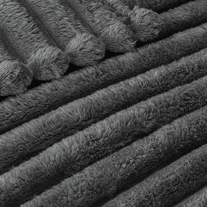 Exclusivo Mezcla Striped California King Size Fleece Blanket - Image 4