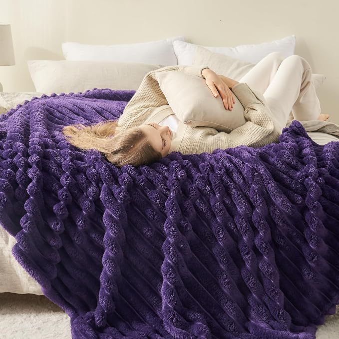NEWCOSPLAY Fleece Ribbed Cozy King Blanket - Image 3