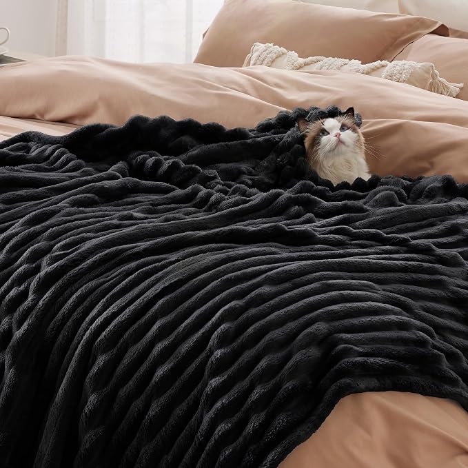 Bedsure GentleSoft Black Blanket Full Size - Image 4