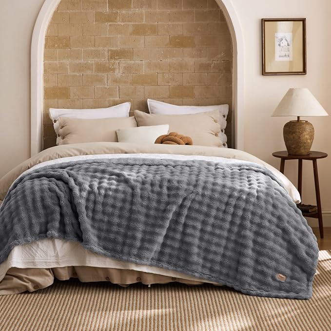 Bedsure 3D Fleece Bubble Blanket - Image 8