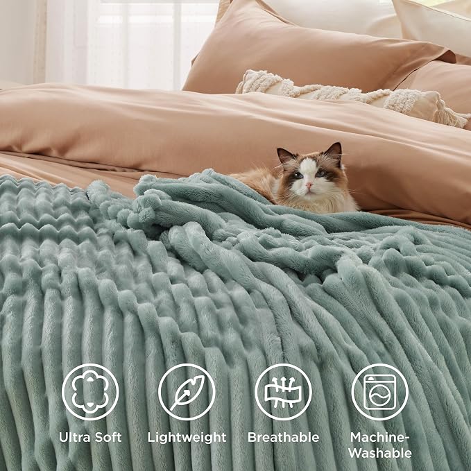 Bedsure GentleSoft Sage Green Fleece Blanket - Image 5