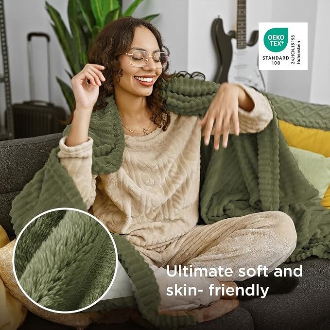 Bedsure GentleSoft Christmas Throw Blanket - Image 4