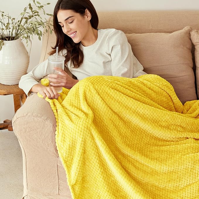 Exclusivo Mezcla Fleece Bed Blanket Twin Size, Super Soft and Warm Blankets - Image 2