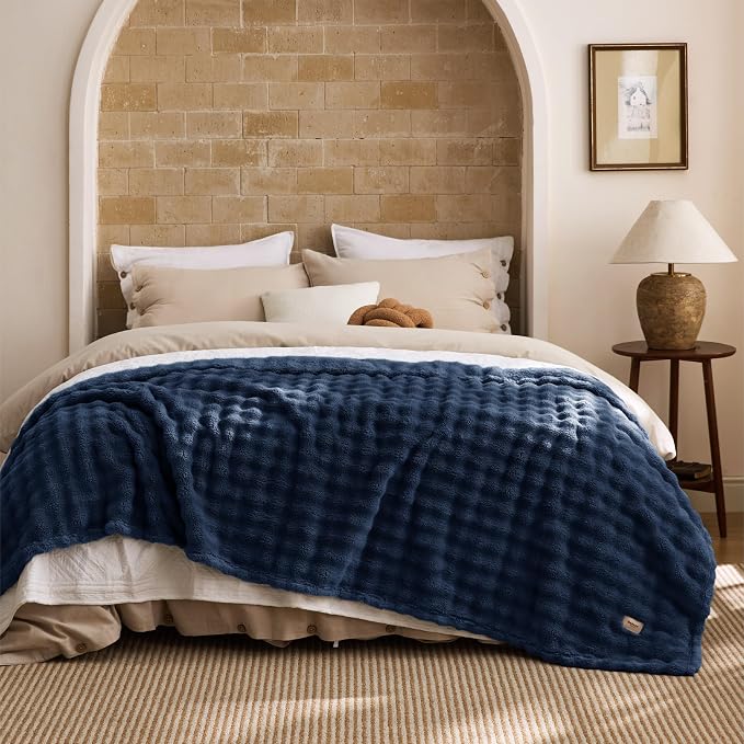 Bedsure 3D Fleece Bubble Blanket - Image 8