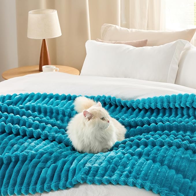 Bedsure GentleSoft Teal Fleece Blanket - Image 4