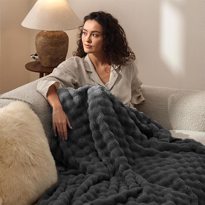 Bedsure 3D Fleece Bubble Blanket - Image 4