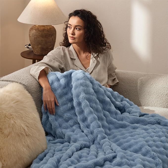 Bedsure 3D Fleece Bubble Blanket - Image 4