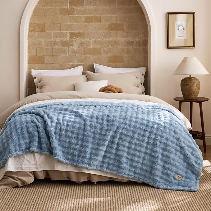 Bedsure 3D Fleece Bubble Blanket - Image 8