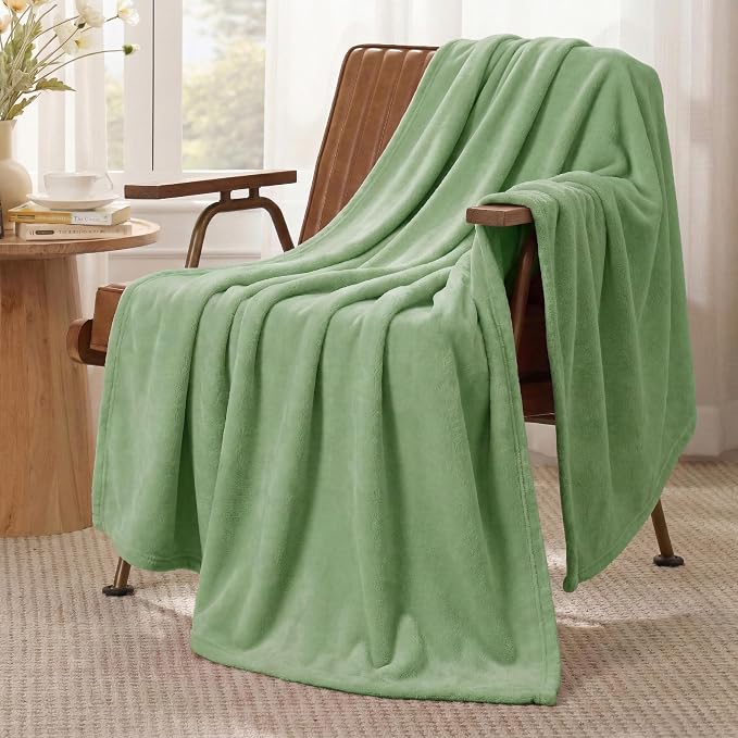 Bedsure GentleSoft Fleece Blanket Twin Size Green - Image 2